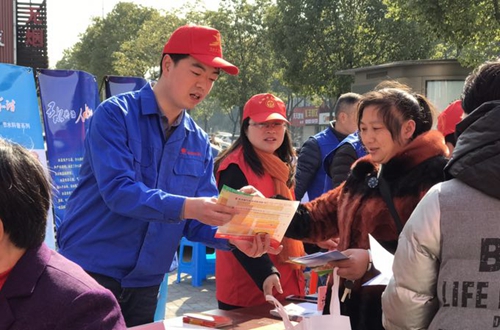 黨員志愿者在云東社區(qū)進行燃氣安全宣傳.jpg 黨員志愿者在云東社區(qū)進行燃氣安全宣傳.jpg